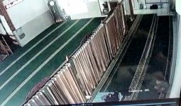 Seorang Lelaki Berbuat Dosa di Masjid, Aksinya Terekam CCTV, ya Ampun - JPNN.com