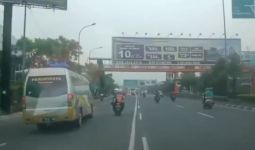 Viral Video Mobil Travel Nyaris Tabrak Petugas Dishub, Begini Akhirnya - JPNN.com