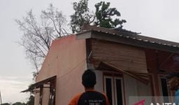 Angin Puting Beliung Menerjang OKU Sumsel, Puluhan Rumah Warga Rusak Berat - JPNN.com