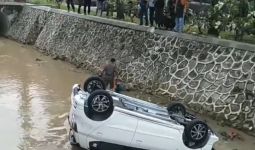 Toyota Agya Tercebur ke Kali di Bekasi, Begini Kronologinya - JPNN.com