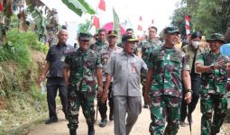 TNI Buka Akses Jalan yang Menghubungkan 2 Kecamatan di Bogor - JPNN.com