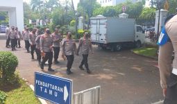 Tanpa Tongkat Komando dan Topi, Puluhan Kapolda Tiba Berbaris di Istana, Lihat - JPNN.com