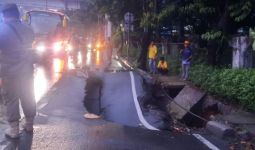 Ruas Jalan RA Kartini Cilandak Amblas, Pengendara Diminta Hati-Hati & Cari Jalur Alternatif - JPNN.com