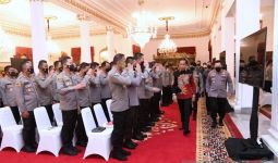 Singgung Pungli dan Tindakan Represif Oknum Polri, Jokowi: Tolong Dijauhi - JPNN.com