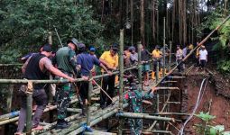 TNI-Polri Kerja Sama Bangun Jembatan Darurat di Bangli - JPNN.com