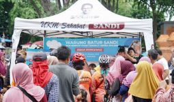 Batur Sandi Uno Borong Ratusan Paket Nasi dari Pelaku Rumah Makan di Cirebon - JPNN.com