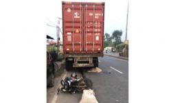 Pemotor Tewas Setelah Menabrak Truk Kontainer di Bekasi - JPNN.com