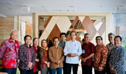 Jokowi Kumpulkan Temannya Semasa Kuliah, Lihat, Ada yang Kenal? - JPNN.com