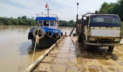 Ponton Oleng, 4 Truk Bermuatan Sawit Tercebur ke Sungai, 1 Orang Tewas Tenggelam - JPNN.com