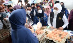 Respons Gubernur Khofifah Saat Temukan Harga Telur dan Beras Naik di Pasar Baru Gresik - JPNN.com