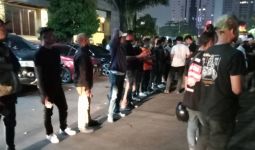 Dua Kelompok Masyarakat Bentrok di Depan Polisi, 3 Korban Mengalami Luka-Luka - JPNN.com
