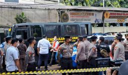 Tangan Diborgol, 3 Terdakwa Pembunuhan Brigadir J Tiba di PN Jaksel, Ferdy Sambo di Mana? - JPNN.com