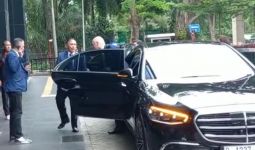Tiba di Kantor PSSI, Presiden FIFA Semobil dengan M Iriawan, Lalu Lambaikan Tangan - JPNN.com
