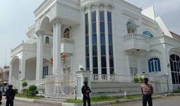 Polisi Sita Rumah Megah Bos Judi Online Apin BK, Lihat Tuh Fotonya - JPNN.com