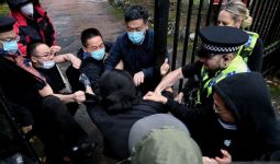 Aparat China Seenaknya Hajar Pendemo di Manchester, Pemerintah Inggris Murka - JPNN.com