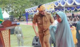 Bobby Nasution Bagikan Modal Usaha pada Ribuan Warga Langkat - JPNN.com