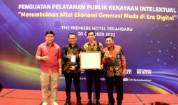 Kunjungi Riau, Stafsus Menteri Yasonna Bagikan Sertifikat Jenama - JPNN.com
