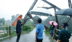 Tinjau Jembatan Rusak di Kendal saat Hujan Deras, Ganjar: Kami Harus Cepat Merespons - JPNN.com