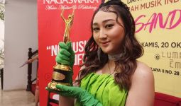 Sandrina Sabet Piala AMI Awards Berkat Pacar Selingan - JPNN.com