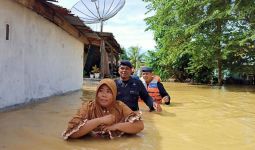 Evakuasi Warga Terdampak Banjir, Polda Aceh Mengerahkan Personel Brimob - JPNN.com