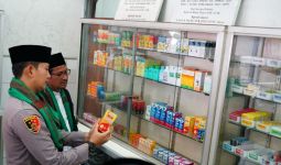 Cegah Peredaran Obat Sirop, Helmi Budiman Ditemani AKBP Wirdhanto Sidak Apotek - JPNN.com