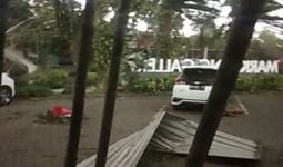Ratusan Rumah di Sidoarjo Diterjang Angin Kencang, Warga Terpaksa Mengungsi ke Balai RW - JPNN.com