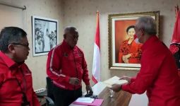 Ganjar Tiba di Kantor PDIP, Langsung Menyerahkan Amplop Cokelat kepada Komarudin Watubun - JPNN.com
