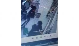 Viral, Maling Bobol Minimarket di Bekasi, Rokok Hingga Tablet Dicuri - JPNN.com