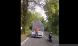 Video Aksi Bajing Loncat di Jalur Ngawi-Solo Viral, Polisi Bereaksi Begini - JPNN.com