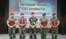 4 Anggota TNI Muspusdirla Terima Tanda Kehormatan dari Presiden Jokowi - JPNN.com