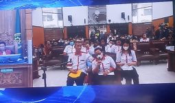 Sambil Menangis, Ibunda Sebut Brigadir J Tulang Punggung Keluarga - JPNN.com