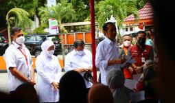 Menaker Ida Dampingi Jokowi Temui Penerima BSU di Kota Balikpapan - JPNN.com