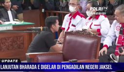 Bharada Richard Bersimpuh di Kaki Ibunda Brigadir J, Lihat Wajahnya - JPNN.com