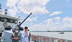 Biasanya Jalur Darat, Jokowi Kali Ini Naik Kapal Patroli Meluncur ke IKN Nunsantara, Lihat - JPNN.com