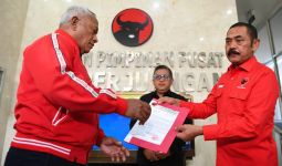 Berkaca-kaca dan Bergetar, Komarudin PDIP Umumkan Sanksi untuk Rudy Pendukung Ganjar - JPNN.com