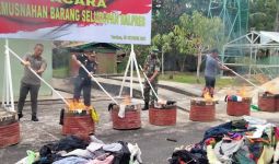 Kodim Tarakan dan Bea Cukai Memusnahkan 32 Balpres Pakaian Bekas asal Malaysia - JPNN.com