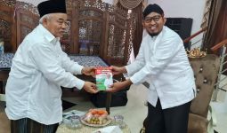 Sowan ke Pondok Pesantren, Bupati Sumenep Diberi Sesuatu - JPNN.com