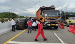 Detik-Detik Kecelakaan Beruntun di Tol Pekanbaru-Dumai, 3 Minibus Ringsek - JPNN.com