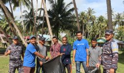 Meramaikan Sumpah Pemuda, Nelayan Aruna & Masyarakat Pesisir Bersih-Bersih Pantai  - JPNN.com