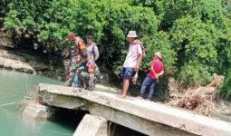 Jembatan Desa di Polman Rusak Akibat Banjir, TNI Bersama Rakyat Buat Jalur Alternatif - JPNN.com