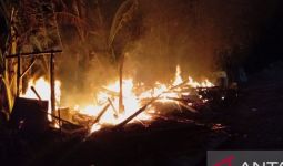Rumah Milik Penjaga Kuburan Hangus Terbakar - JPNN.com