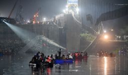 Jembatan Putus di India: Korban Bergantungan Sekuat Tenaga, tetapi Sia-Sia, Tragis - JPNN.com