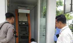 Modus Perampok 2 Mesin ATM Sangat Profesional - JPNN.com