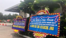 Karangan Bunga Misterius di Balai Kota DKI, Ada Kalimat 'Bukan untuk Si Cantik' - JPNN.com