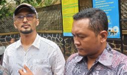 Roro Fitria Kabur Saat Tangannya mau Dipegang Suami, Andre Irawan: Masih Halal, kan - JPNN.com
