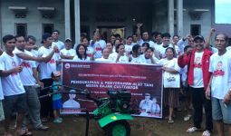 Sukarelawan Orang Muda Ganjar Bina Petani Kalbar dan Beri Alat Pertanian - JPNN.com