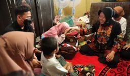 Kunjungi Bocah yang Dianiaya Ayahnya, Mensos Risma: Kami Akan Bawa ke Solo - JPNN.com