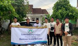 Sukarelawan Santri Dukung Ganjar Bagikan Sembako ke Korban Banjir di Lampung Selatan - JPNN.com