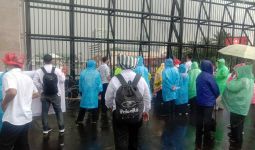 Hujan Deras & Petir Mengiringi Demo Guru Lulus PG PPPK, Pimpinan DPR ke Mana? - JPNN.com