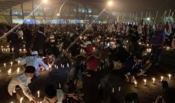40 Hari Peristiwa Tragedi Kanjuruhan, Pemain Arema Berdoa di Depan Pintu 13 Stadion - JPNN.com